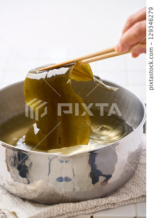 Kelp dashi | Preparation process for dashi, rehydrating kelp in a Yukihira pot 129346279