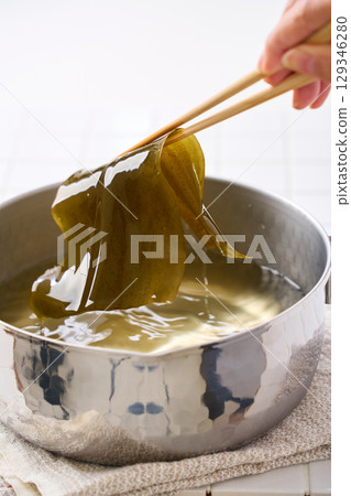海帶高湯 | 高湯的製作過程，在雪平鍋中重新煮沸海帶 129346280