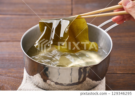 海帶高湯 | 高湯的製作過程，在雪平鍋中重新煮沸海帶 129346295