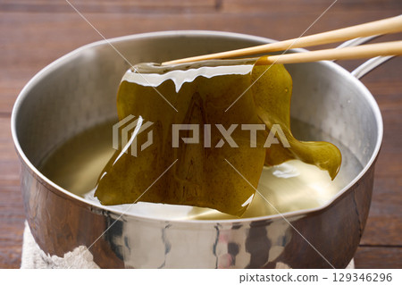 海帶高湯 | 高湯的製作過程，在雪平鍋中重新煮沸海帶 129346296