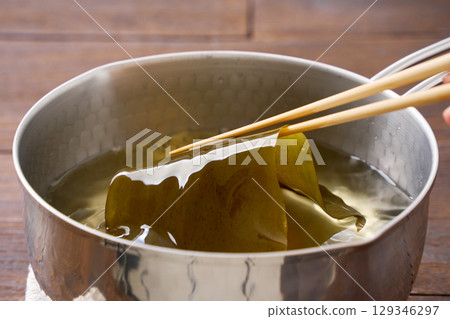 海帶高湯 | 高湯的製作過程，在雪平鍋中重新煮沸海帶 129346297