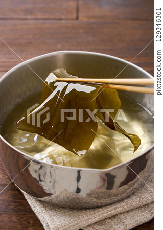 海帶高湯 | 高湯的製作過程,在雪平鍋中重新煮沸海帶 海帶高湯 | 高湯的製作過程,在雪平鍋中重新煮沸海帶 129346301