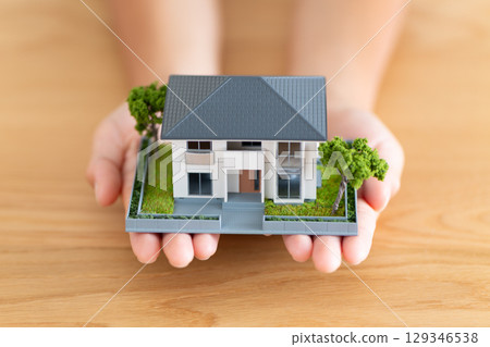 Elementary school boy holding a model of a house 129346538