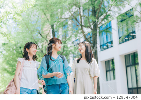 三位大學生在校園散步 129347304