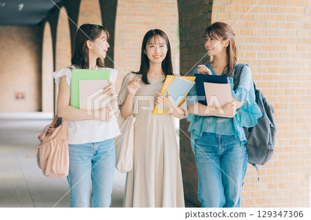 三位大學生在校園散步 129347306