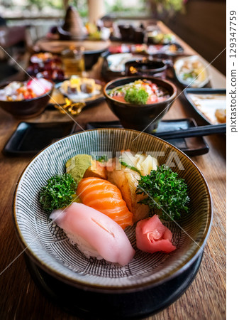 看起來美味的日式壽司“一人份握壽司套餐” 129347759