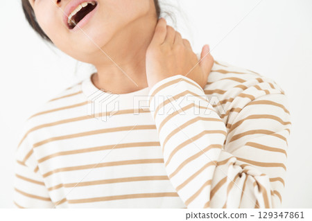 一名患有頸部疼痛的中學生 一名患有頸部疼痛的中學生 129347861