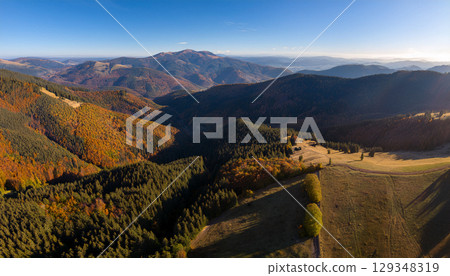 雄偉的山脈被秋葉染紅 129348319