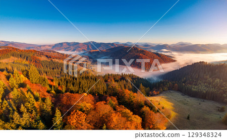 雄偉的山脈被秋葉染紅 129348324