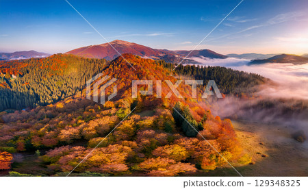 雄偉的山脈被秋葉染紅 129348325