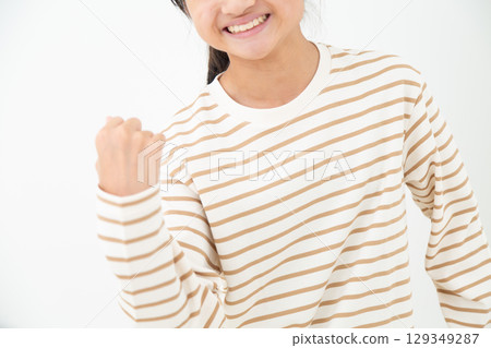 一名國中生微笑著，揮拳歡呼 129349287