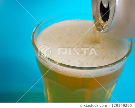 將啤酒倒滿 129349290