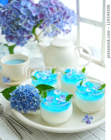 Cute jelly with hydrangea 129349306
