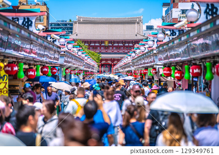 8月8日,日本東京城市景觀。酷熱難耐…入境旅遊持續進行…彷彿置身異國他鄉…淺草寺擠滿了外國遊客。 8月8日,日本東京城市景觀。酷熱難耐…入境旅遊持續進行…彷彿置身異國他鄉…淺草寺擠滿了外國遊客。 129349761