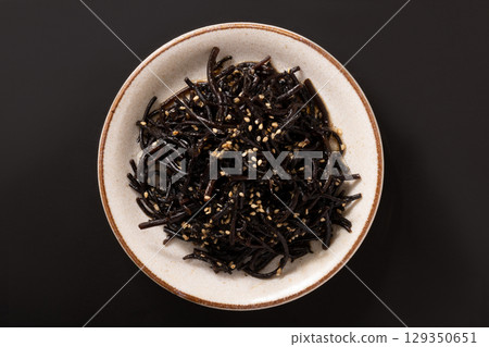 Stir-fried hijiki 129350651