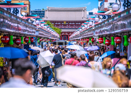 8月8日,日本東京城市景觀。酷熱難耐…入境旅遊持續進行…彷彿置身異國他鄉…淺草寺擠滿了外國遊客。 8月8日,日本東京城市景觀。酷熱難耐…入境旅遊持續進行…彷彿置身異國他鄉…淺草寺擠滿了外國遊客。 129350759