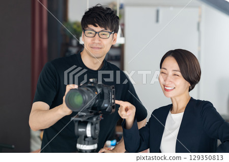 攝影師用單鏡頭反光相機拍攝 129350813
