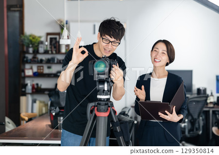 Photographer shooting with a single-lens reflex camera 129350814