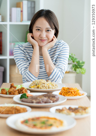 正在節食的年輕女子 129350973
