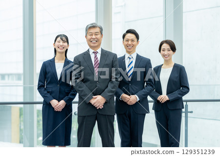 business people standing in line 129351239