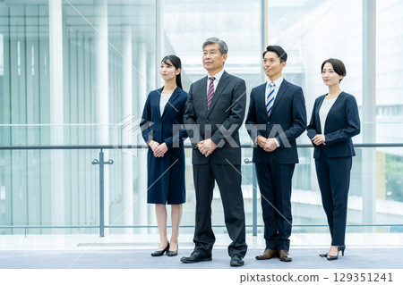 business people standing in line 129351241
