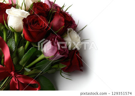 Elegant bouquet of mixed roses tied with a luxurious ribbon 129351574