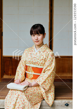 一位身著和服的女子靜靜地站在陽台上 一位身著和服的女子靜靜地站在陽台上 129353590