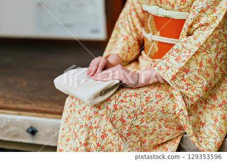 身穿和服的女人的手 129353596