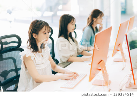 大學生在課堂上使用電腦 129354514