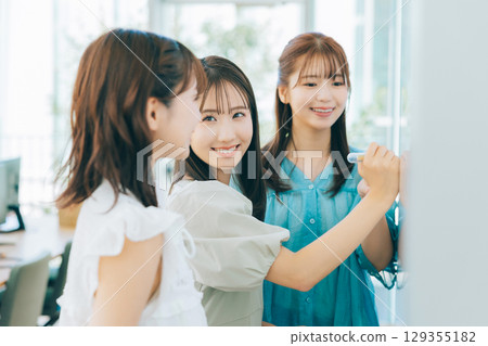 一個女性團隊使用白板開會 129355182