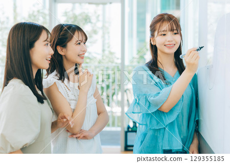 一個女性團隊使用白板開會 129355185