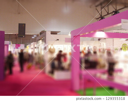 展覽會展廳活動活動場地國際貿易博覽會粉紅展位 129355318