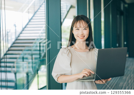 有膝上型計算機的少婦 129355366