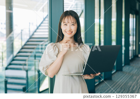 有膝上型計算機的少婦 129355367
