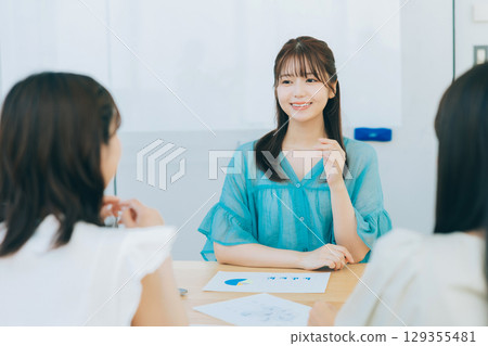 Group of women having a meeting 129355481