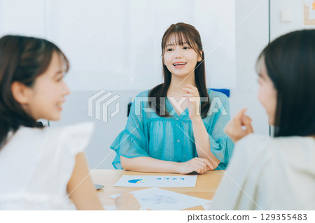 一群婦女正在開會 129355483