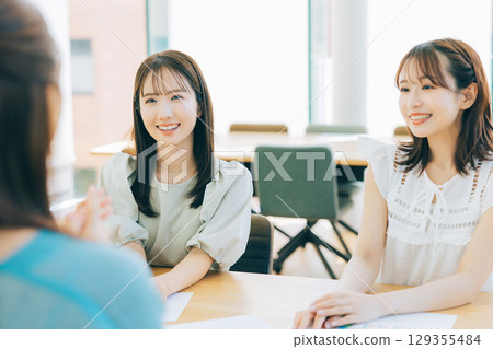 一群婦女正在開會 129355484