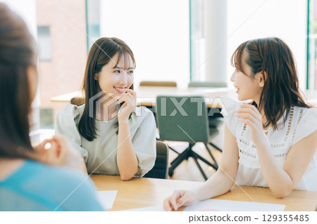 一群婦女正在開會 129355485