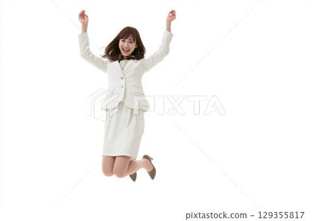 女人用整個身體表達喜悅 | 微笑的女商人在白色背景上跳躍 女人用整個身體表達喜悅 | 微笑的女商人在白色背景上跳躍 129355817