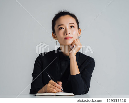 思考的女人的肖像 | 表達想法和創造力的商業形象 思考的女人的肖像 | 表達想法和創造力的商業形象 129355818