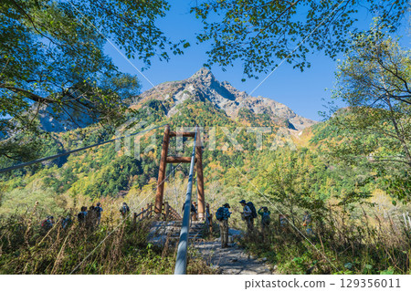 長野縣上高地明神橋的秋景 129356011