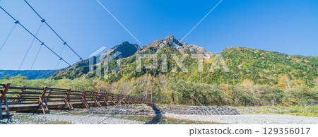 Autumn scenery of Kamikochi, Nagano Prefecture Myojin Bridge Autumn scenery of Kamikochi, Nagano Prefecture Myojin Bridge 129356017