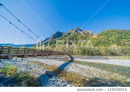 Autumn scenery of Kamikochi, Nagano Prefecture Myojin Bridge 129356018