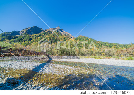 Autumn scenery of Kamikochi, Nagano Prefecture Myojin Bridge Autumn scenery of Kamikochi, Nagano Prefecture Myojin Bridge 129356074