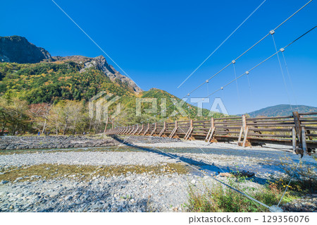 長野縣上高地明神橋的秋景 長野縣上高地明神橋的秋景 129356076