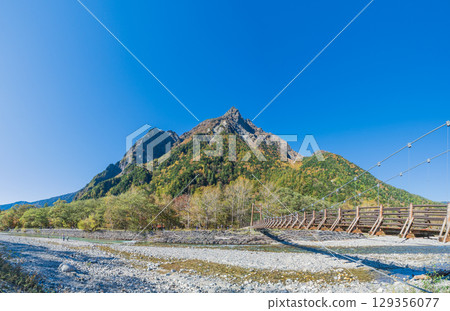 長野縣上高地明神橋的秋景 129356077