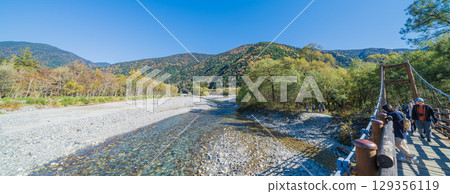 長野縣上高地明神橋的秋景 129356119