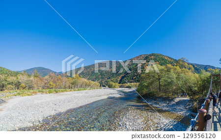 長野縣上高地明神橋的秋景 長野縣上高地明神橋的秋景 129356120