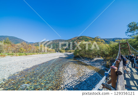 長野縣上高地明神橋的秋景 長野縣上高地明神橋的秋景 129356121