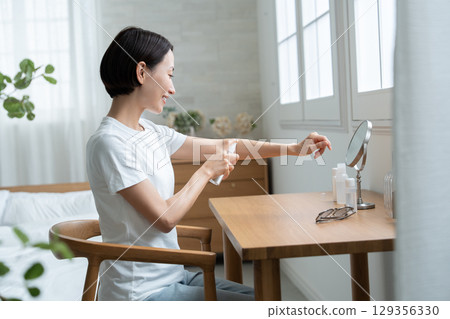 一位女士在手臂上塗抹防紫外線劑 129356330